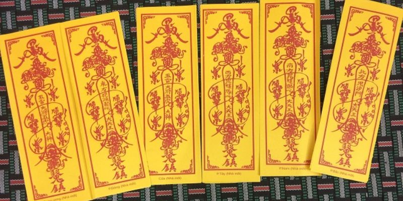 Hóa giải vận đen bằng việc dùng bùa chú.